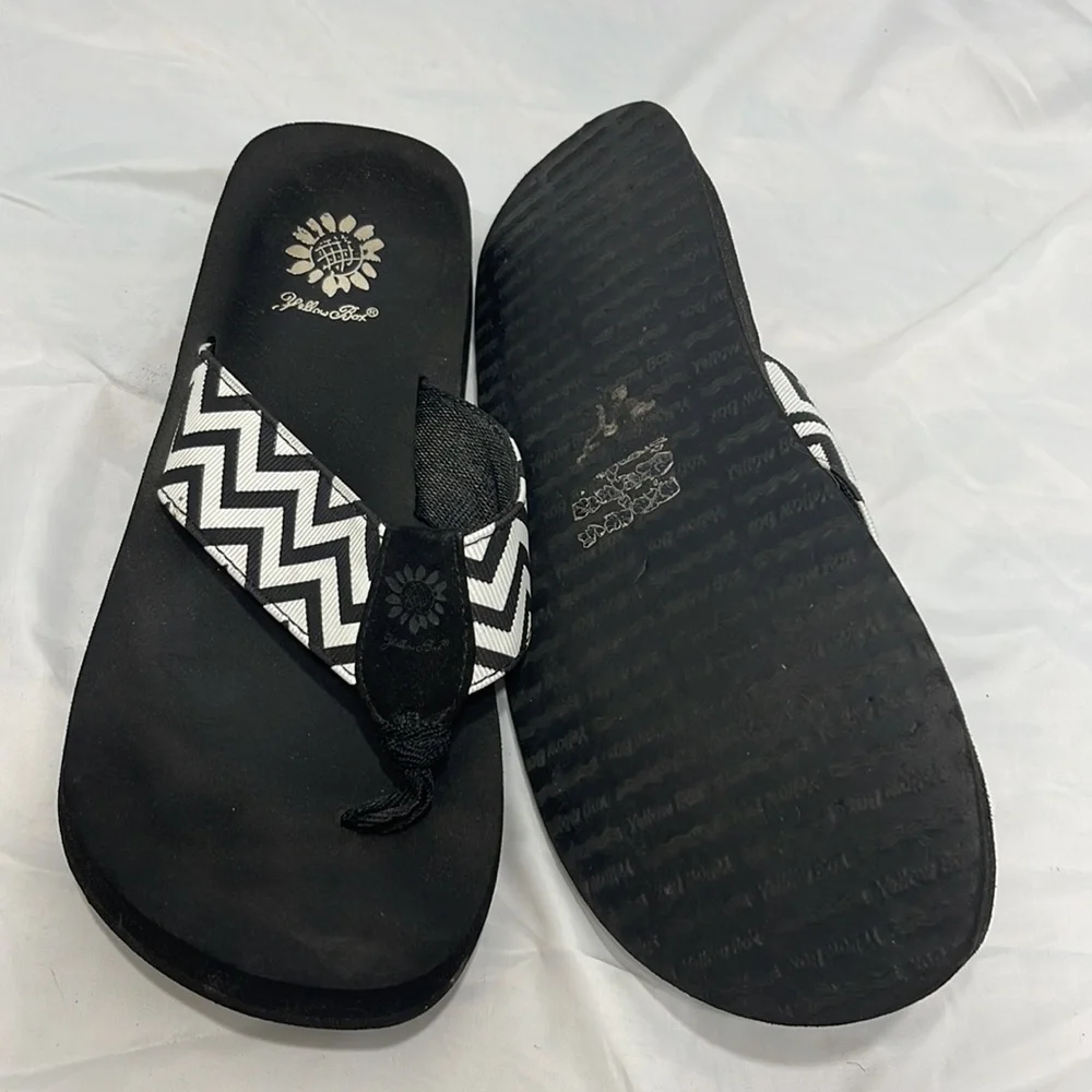 Yellow Box Yulina Black White Chevron Zig Zag Mellow Mat Flip Flop Sandals 8.5 - Picture 3 of 3
